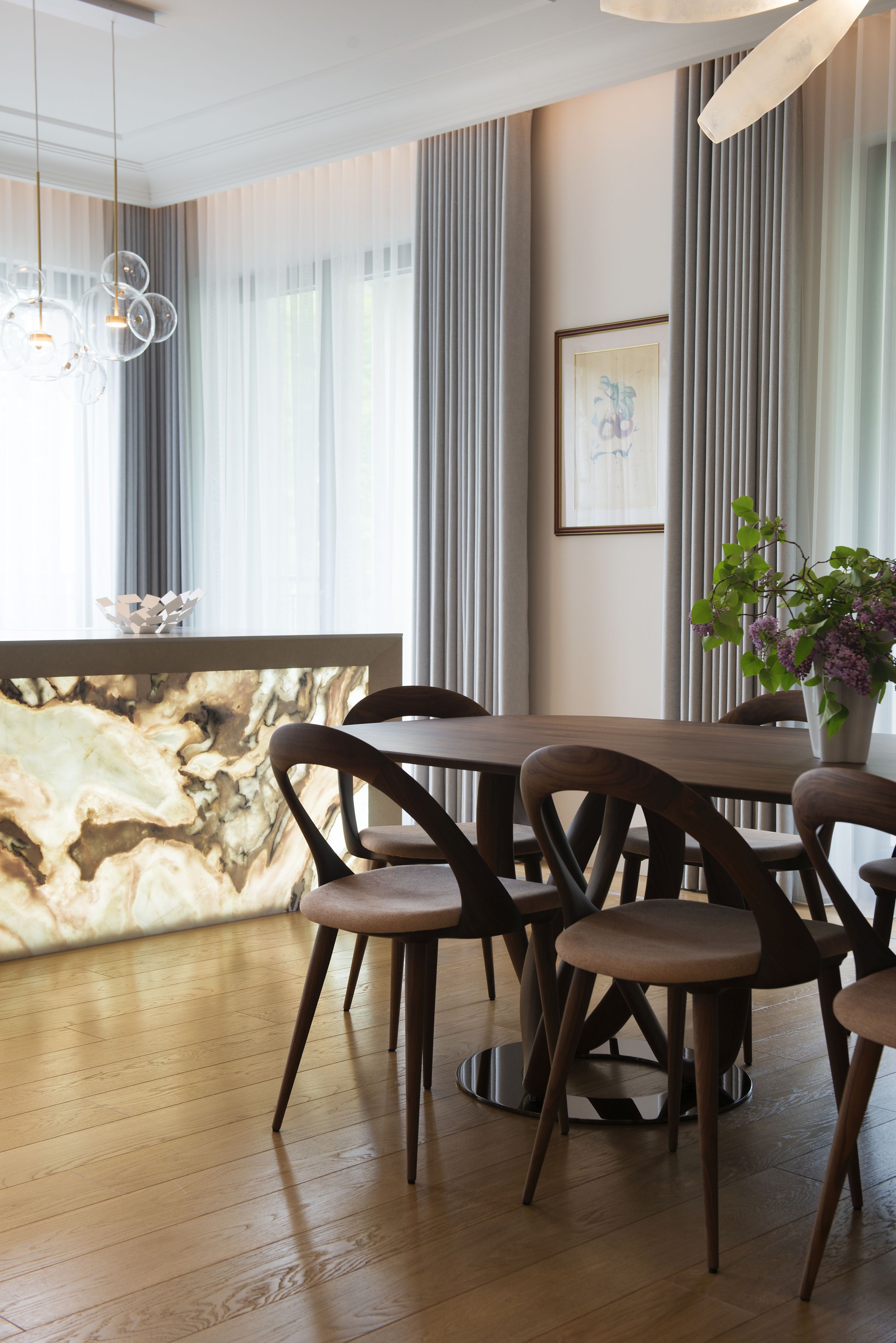 Stół i krzesła są rzeźbą i centralnym miejscem w apartamencie.